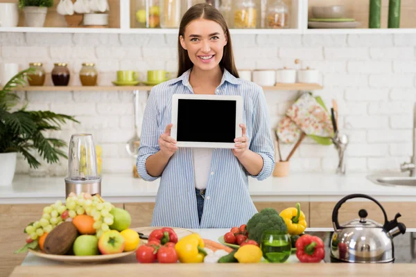 Kulinariska konceptet. Kvinna som håller tabletten med blank skärm — Stockfoto