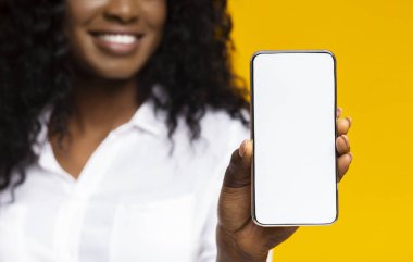 Boş cep telefonu ekranı gösteren Afrikalı bin yıllık kadın