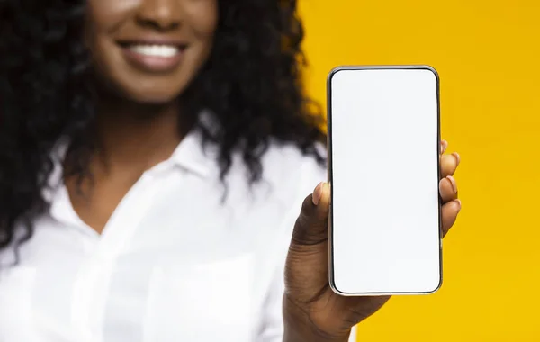 Africano milenar mulher mostrando tela de celular em branco — Fotografia de Stock