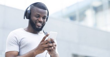 Yakışıklı Afrikalı adam cep telefonu komik video izlerken