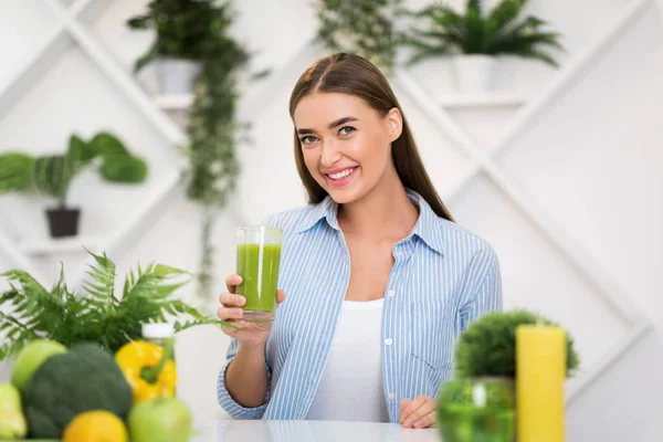 Mulher magro segurando vidro de smoothie saudável — Fotografia de Stock