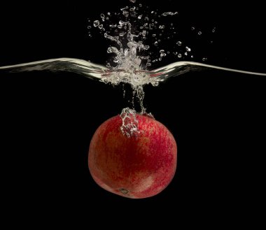 Olgun kırmızı nar kabarcıklar ile su altında derinden düşen