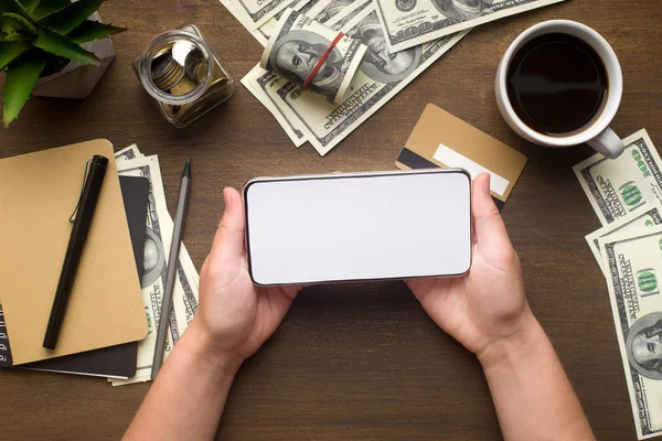 Современный телефон с белым чистым экраном в руках женщины — стоковое фото