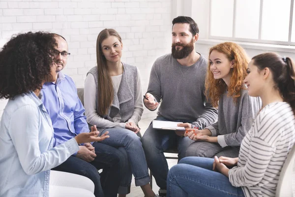 Man psychiatrist talking with patients at rehab group meeting — Stock Photo, Image