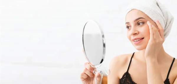 Jovem mulher sorridente desfrutando de seu spa matinal, olhando para o espelho — Fotografia de Stock