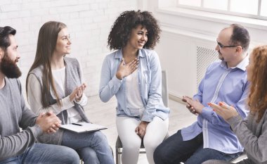 Afrikalı kadın rehabilitasyon grup toplantısında bin yıl destek takdir