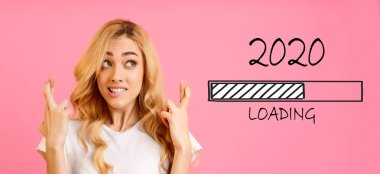 Umutlu sarışın dudak ısırma ve geçiş parmakları, 2020 yükleme çubuğu