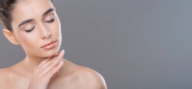 Pürüzsüz tenine dokunan muhteşem kadın, panorama