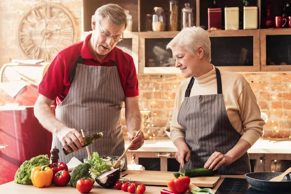 Kıdemli sevgi dolu çift mutfakta birlikte sağlıklı salata yapma — Stok fotoğraf