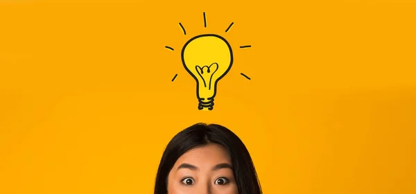 Aziatische meisje hoofd met idee lamp boven — Stockfoto