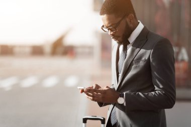 Taksi Sipariş için Cep Telefonu Uygulaması Kullanma Afro İşadamı