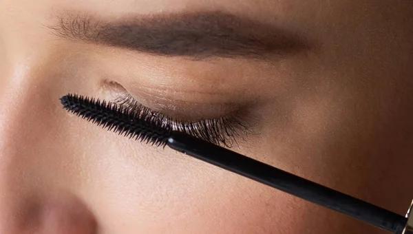 Girl Applying Black Mascara on her Eyelashes — Stock Photo, Image