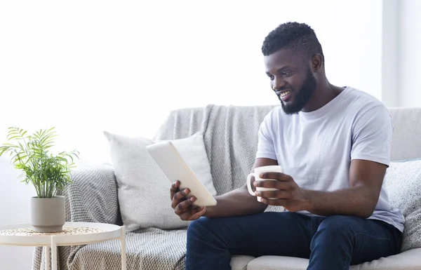 Afričan americký muž, který sleduje film na tabletovém počítači — Stock fotografie