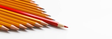 Kırmızı kalem beyaz arka plan üzerinde klasik olanları lider