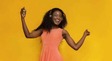 Kaygısız afro-amerikan kız dans ve müzik dinliyor