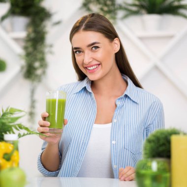 Mutlu kadın sağlıklı smoothie cam tutan