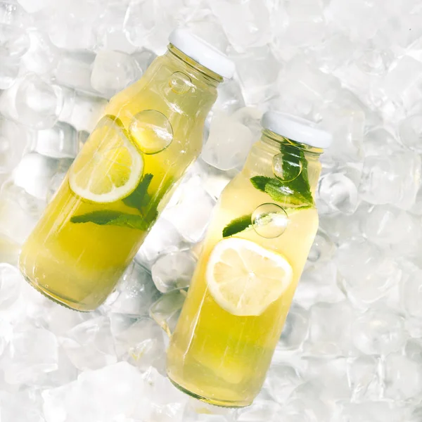 Uzavření čerstvé citrusy detoxikační limonády ve skle na ledu — Stock fotografie