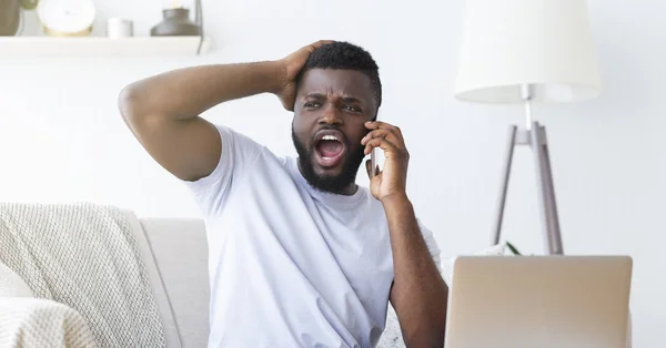 Homme afro-américain en colère parlant sur un téléphone mobile — Photo