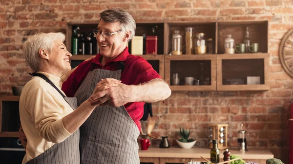 Αγαπώ το ζευγάρι των ηλικιωμένων που χορεύουν στην κουζίνα, ελεύθερος χώρος — Φωτογραφία Αρχείου