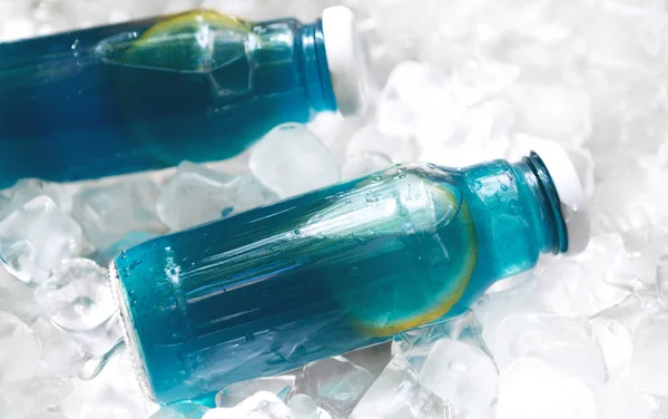 Detox blaue Limonade in Glasflasche für gesunde Ernährung — Stockfoto