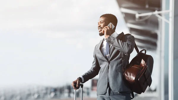 Sempre em contacto. Empreendedor Falando por telefone no Aeroporto — Fotografia de Stock