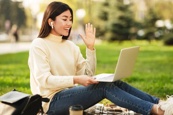 Chica universitaria que tiene videollamada en computadora portátil — Foto de Stock