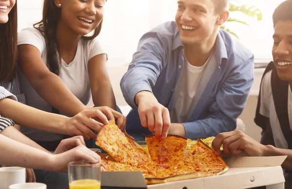 Tiener vrienden nemen plakjes hete pizza uit kartonnen doos — Stockfoto