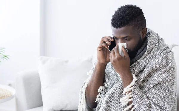 Un negro enfermo llamando a una ambulancia, contrajo gripe. — Foto de Stock