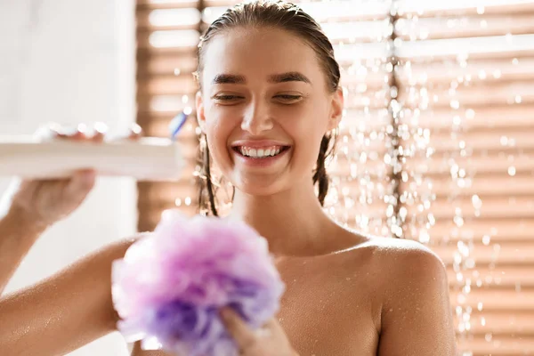 Szczęśliwy dziewczyna oddanie żel pod prysznic na Puff — Zdjęcie stockowe