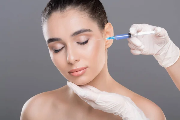 Young woman getting beauty injection with hyaluronic acid — Stock Photo, Image