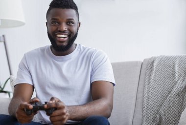 Evde Video Oyunları Oynayan Genç Adam