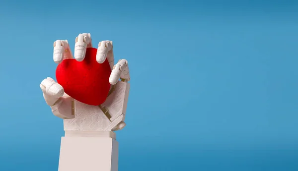 Mão de robô segurando coração vermelho, espaço vazio — Fotografia de Stock