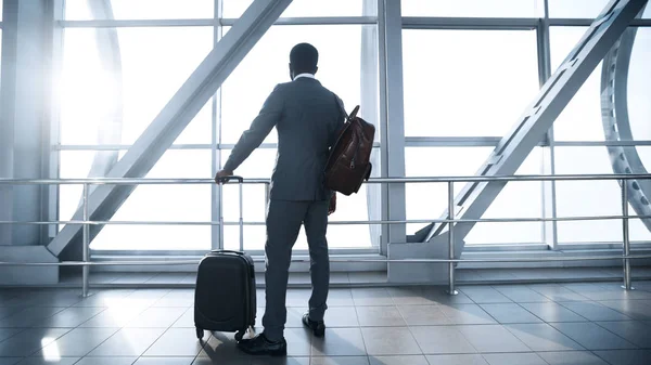 商务旅行。机场候机楼登机口的非洲商人 — 图库照片