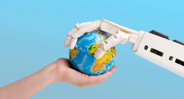 Menselijke en robot handen houden Earth Globe — Stockfoto