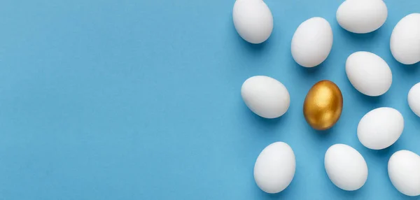 白いものの群衆の中で1つの金の卵 — ストック写真