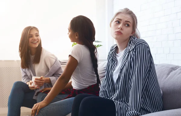 Trauriges Mädchen, das allein sitzt, vermeidet es, mit Klassenkameraden zu sprechen — Stockfoto