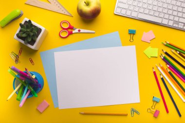 Çeşitli Office sarı arka planda karışıklık sağlar