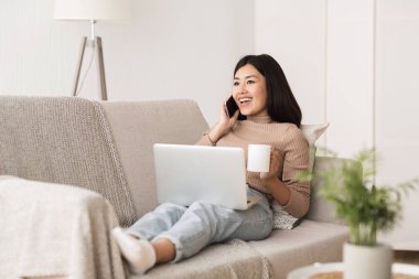 Telefonda Konuşan ve Sabah Kahvesi Keyfine Varan Kız