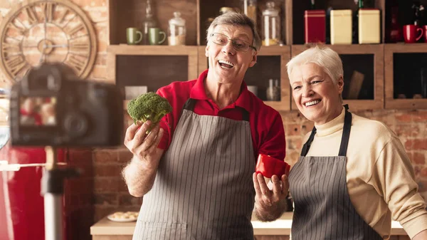 Aktive Senioren drehen Video über gesunde Ernährung — Stockfoto