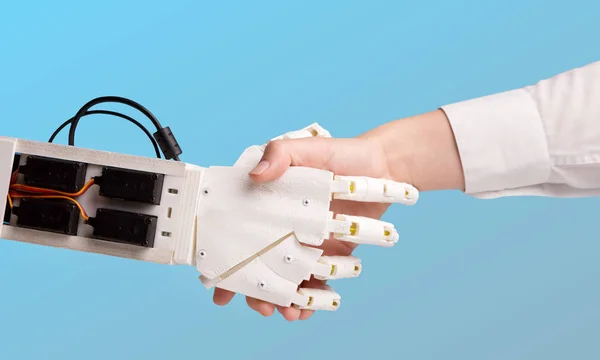 Ρομπότ και άνθρωπος κρατώντας τα χέρια με χειραψία — Φωτογραφία Αρχείου