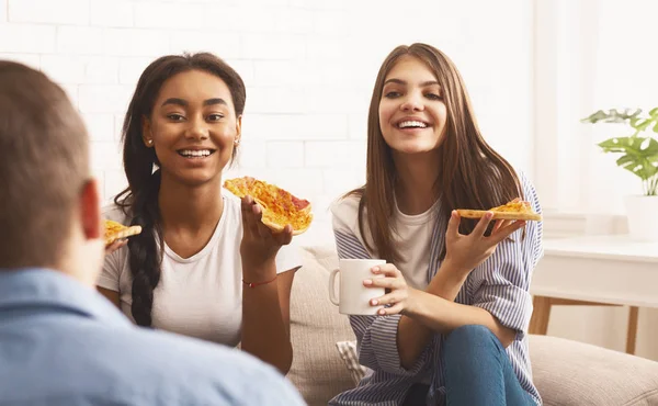 Studenten eten pizza en praten thuis — Stockfoto