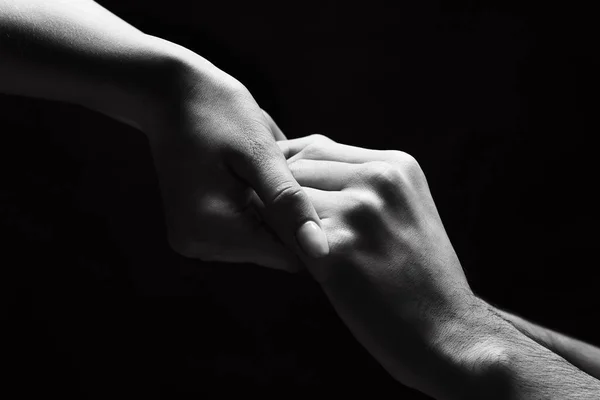 Cropped mulher quente palmas segurando as mãos do homem — Fotografia de Stock