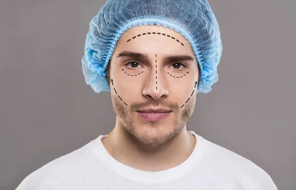 Przystojny mężczyzna w medycznym kapeluszu z ołówkiem na skórze — Zdjęcie stockowe