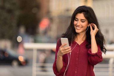 Öğrenci kız müzik dinliyor, dışarıda boş zaman geçiriyor