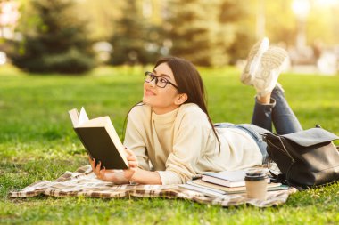 Rüya gibi öğrenci kız kitap okuyor, parkta dinleniyor