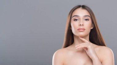 Gri arka plan üzerinde genç muhteşem güzellik modeli Portresi