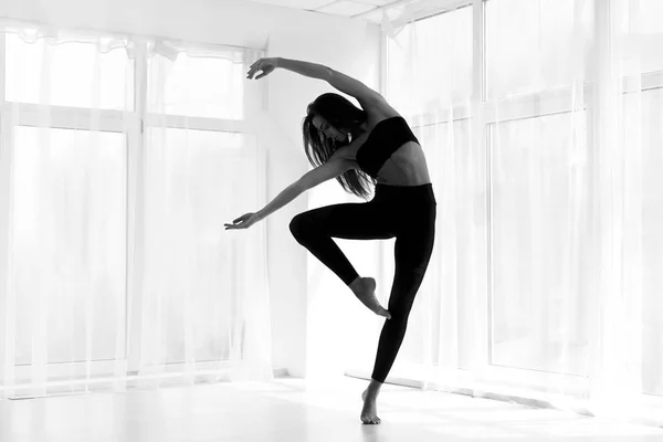 Tänzer, die modernes Ballett im Studio ausbilden. schwarz-weiß — Stockfoto