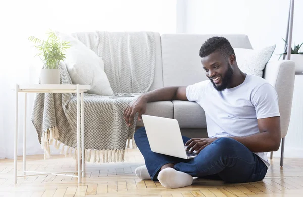 Afro-amerikai srác játszik videójáték a laptop — Stock Fotó