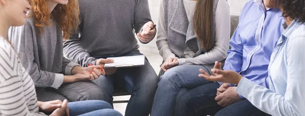 Psicólogo conversando com pessoas na reunião do grupo de apoio — Fotografia de Stock