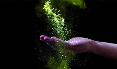 Sarı holi tozu siyah kadın el ile aşağı takip